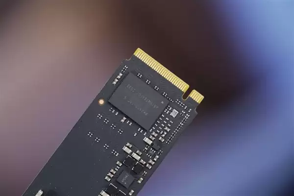 长江存储首款商用PCIe 5.0 SSD!PC550 1TB图赏