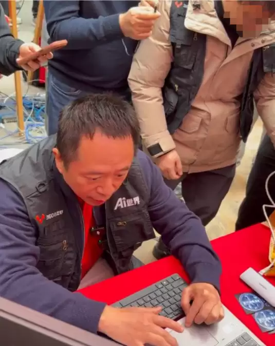 大佬亲自服务!周鸿祎现身360龙虾安装活动 现场上阵为用户安装