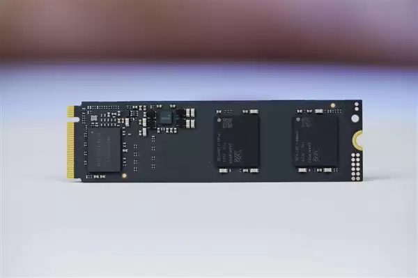 长江存储首款商用PCIe 5.0 SSD!PC550 1TB图赏