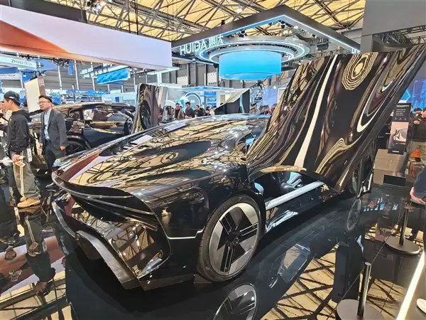 探路发布两款概念车:剪刀门轿跑超拉风 百公里加速1.8秒