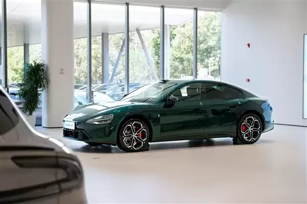 小米汽车第4款绿色来了！新一代SU7璞石绿实拍 雷军：高级而不张扬