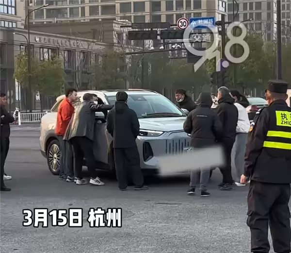 杭州315问题车展开幕车企急了 有人在入口处拦截维权车主