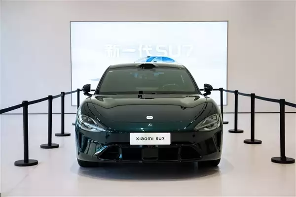 小米汽车第4款绿色来了！新一代SU7璞石绿实拍 雷军：高级而不张扬