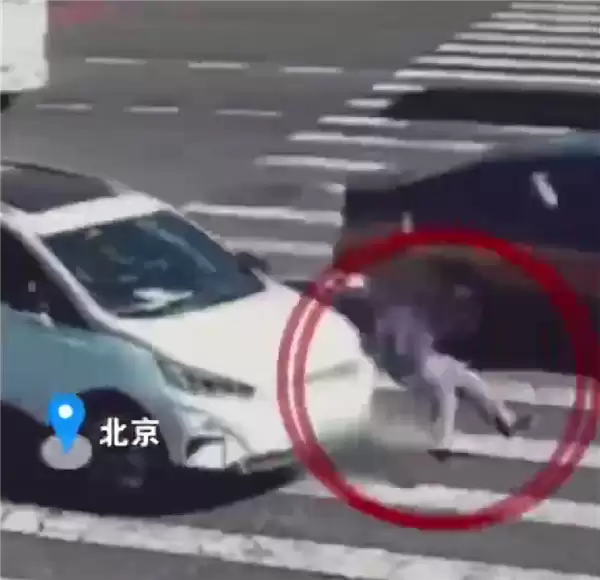 89岁老人斑马线上被撞身亡：绿灯走半道变灯还能不能走