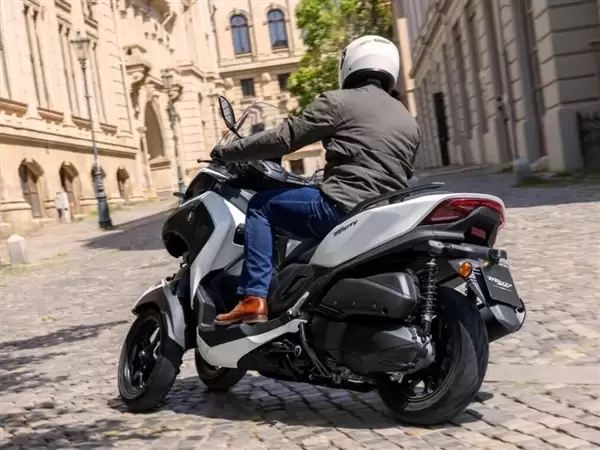 告别肉包铁！雅马哈发布全球首款带安全气囊的量产踏板车Tricity 300