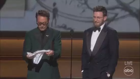 美队、钢铁侠“合体”!小罗伯特送克里斯原味内裤