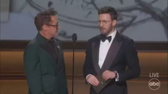 美队、钢铁侠“合体”!小罗伯特送克里斯原味内裤