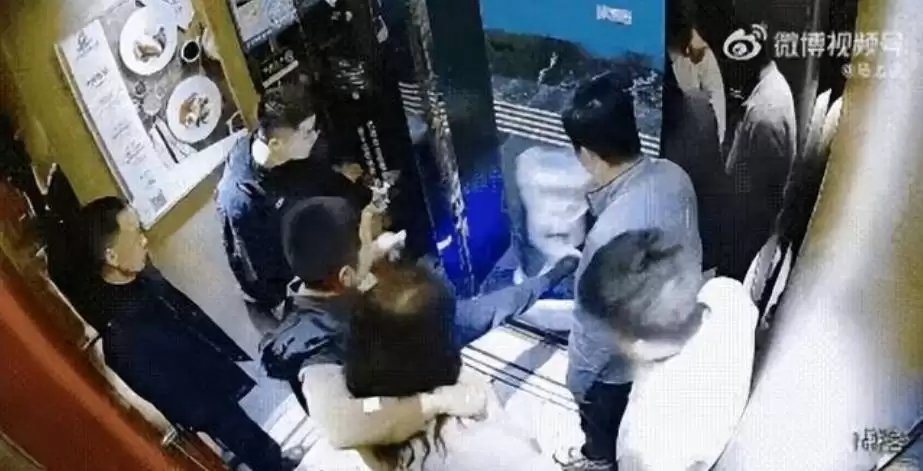 江苏酒店现踹倒服务机器人事件,涉事男子全额赔偿4500元