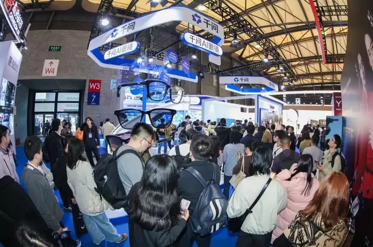 千问AI眼镜AWE发布，回答聪明、办事靠谱，月底上新更多功能