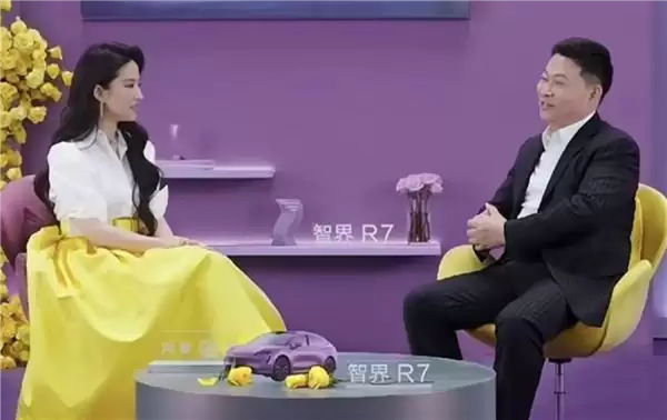 网友卢浮宫偶遇刘亦菲吃饭:意外发现她两年没换新手机