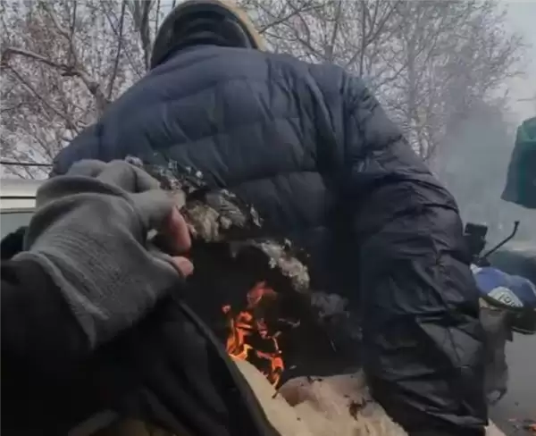 外卖小哥电动车起火烧着后背 后方骑手发现后 一路大吼冲去灭火