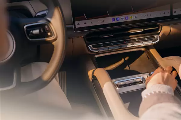 37.68万起 极氪8X开启:全系6C电池 顶配三电机超1400马力