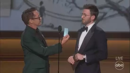 美队、钢铁侠“合体”!小罗伯特送克里斯原味内裤