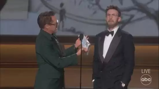 美队、钢铁侠“合体”!小罗伯特送克里斯原味内裤