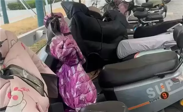 小区门口充电服务费高出电费近2倍!12315: 服务费属于市场调节价 不能强制降价