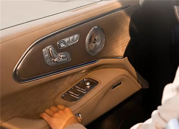 37.68万起 极氪8X开启:全系6C电池 顶配三电机超1400马力