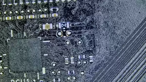 惨烈！用户私改液金致RTX 5070报废：核心烧毁、PCB腐蚀