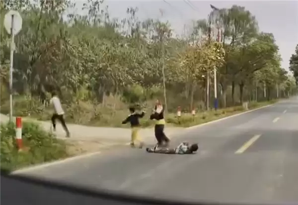 何小鹏回应4个小孩横躺马路：第二代VLA识别后减速 否则不堪设想