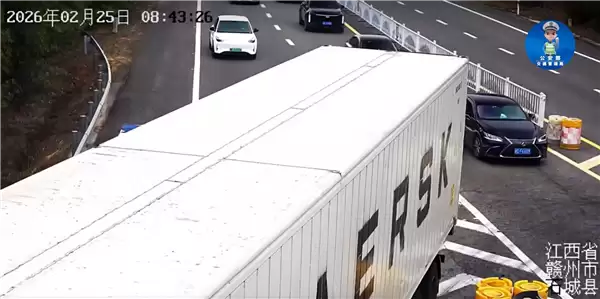 新手开半挂在高速上倒车！左边撞右边剐 指挥还要靠副驾