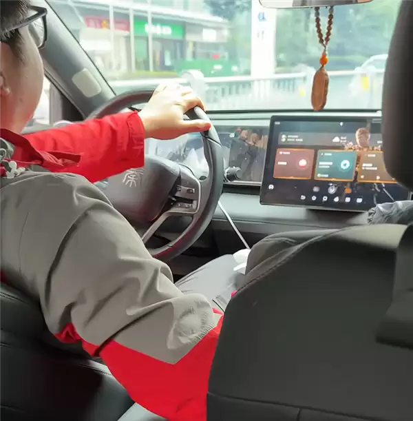 男子被4S店拉黑 销售经理:一年来吃饭260多次还辱骂我们