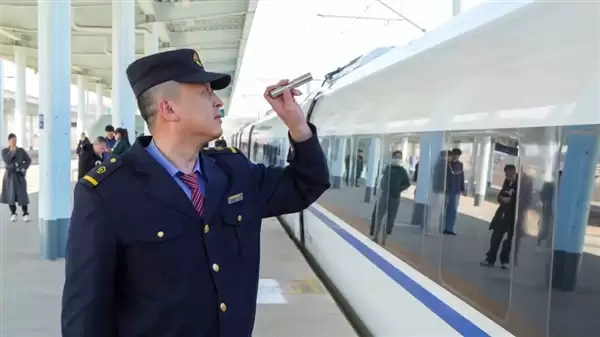 见没见过高铁换向!车尾秒变车头