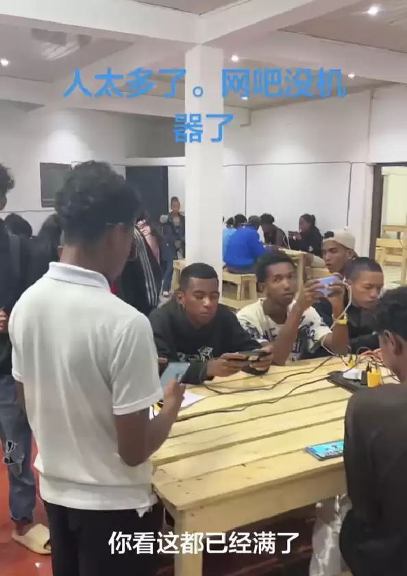 中国男子在非洲开手机网吧:生意超好 需排队取号