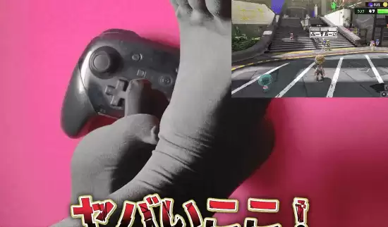 女主播常年用脚玩游戏 竟练出特殊肌肉