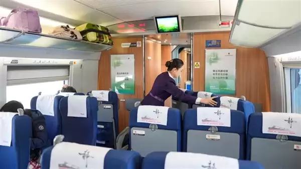 见没见过高铁换向!车尾秒变车头