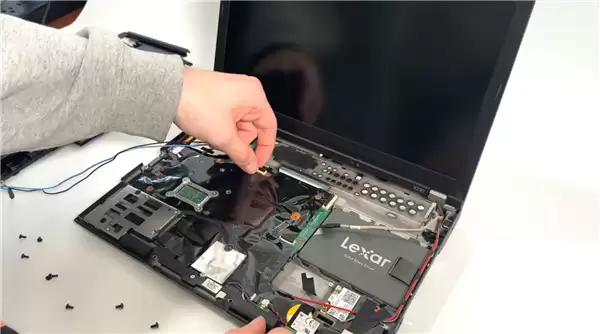 100多元让14岁老笔记本重生！ThinkPad换上IPS屏：视觉体验判若两机