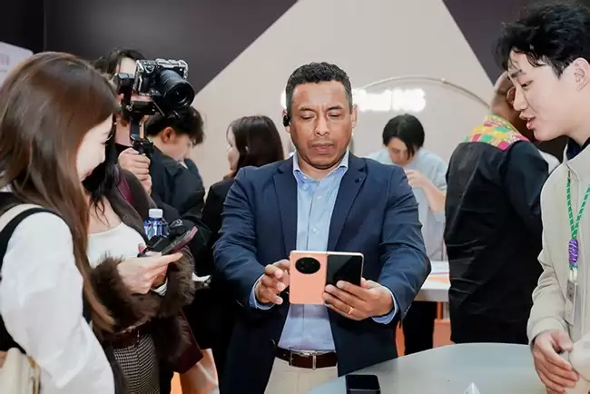 秘鲁等多国驻华使节探访郑州OPPO快闪店,点赞Find N6折叠屏硬核科技