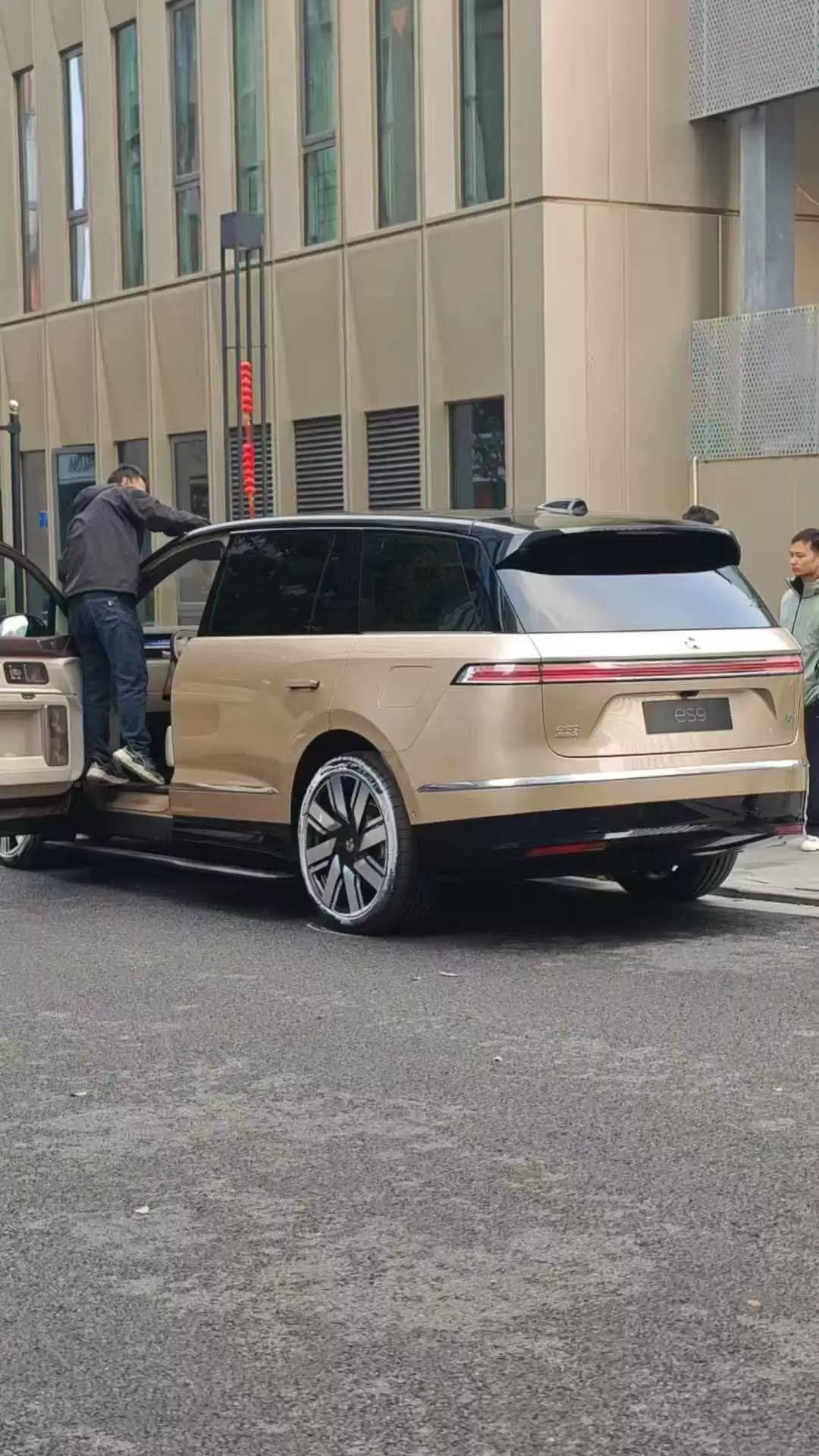 全新蔚来ES9实车曝光,4月9日举办技术发布会