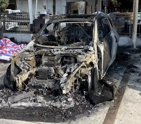 奔驰EQB自燃烧成壳 车主:厂家拖了2个月才处理 代步车也没有