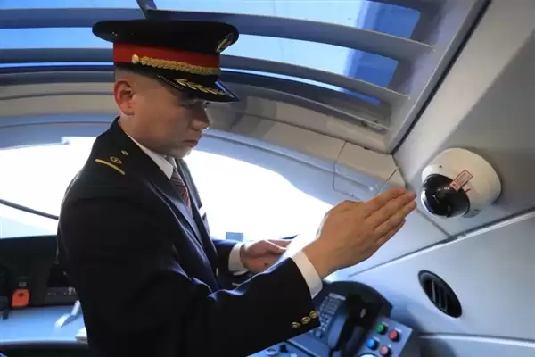 见没见过高铁换向!车尾秒变车头