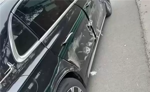 贬值近11万!奔驰E300车主过度信任智驾:以为会自动减速结果撞上变道货车