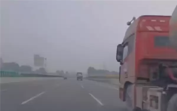 贬值近11万!奔驰E300车主过度信任智驾:以为会自动减速结果撞上变道货车