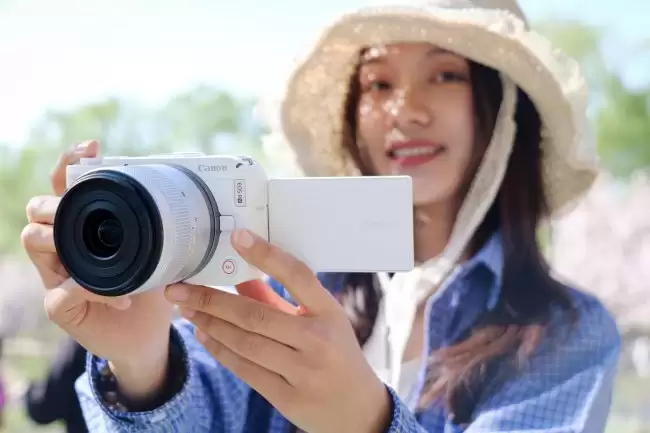 兼顾拍照视频双修、小巧便携与精准对焦,佳能R50V切入Vlog创作者市场