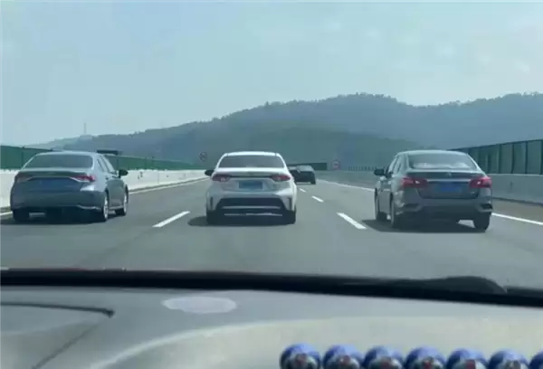 800余人被约谈！高速龟速车成隐形杀手：交警精准整治