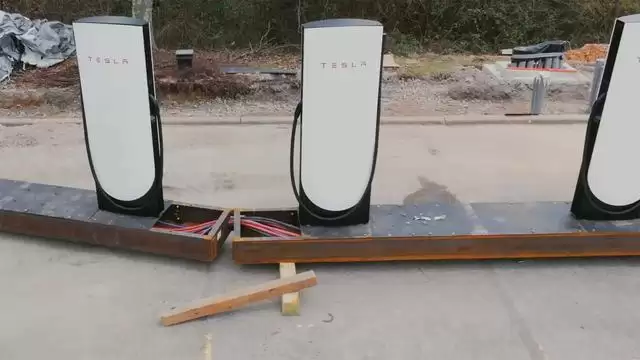 特斯拉推出全新折叠超充单元：集成8桩和V4电源柜，安装时间减半