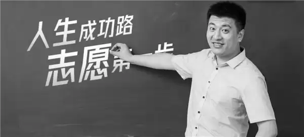 发文影射张雪峰去世惹众怒 网红留几手微博被禁止关注