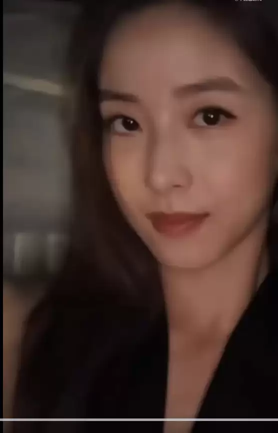 章泽天现身香港逛展 深V黑裙礼服配金腰带优雅大气