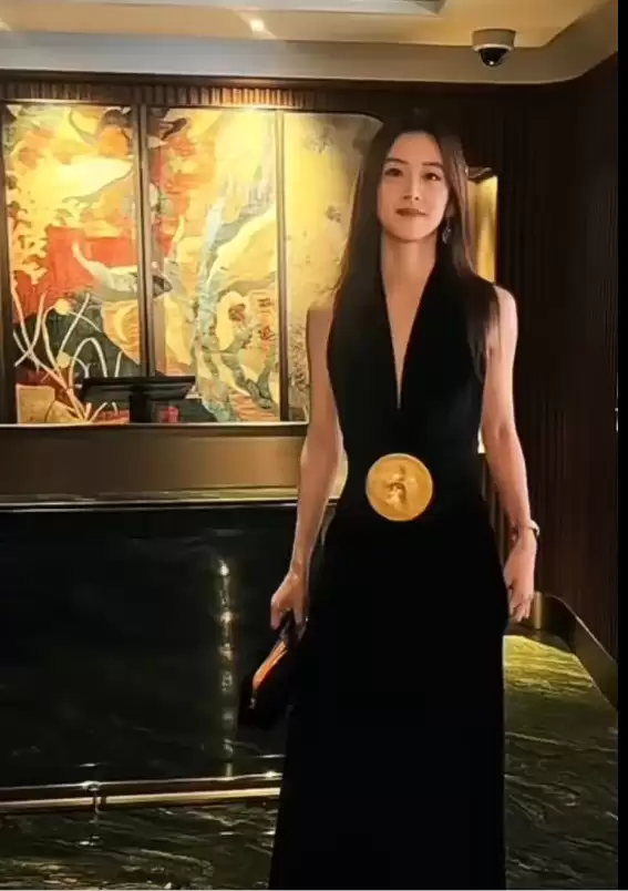 章泽天现身香港逛展 深V黑裙礼服配金腰带优雅大气