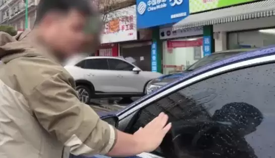 强力不干胶贴纸贴车窗！车主：违停不对 但方式太粗暴