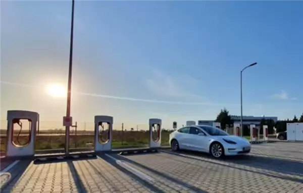 奥迪车主改坐地铁!东南亚油荒蔓延:中国电车4S店被挤爆