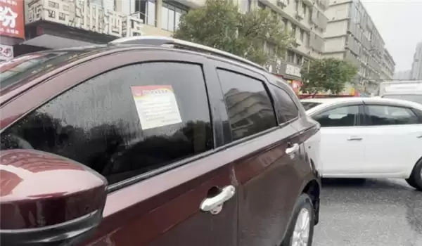强力不干胶贴纸贴车窗！车主：违停不对 但方式太粗暴