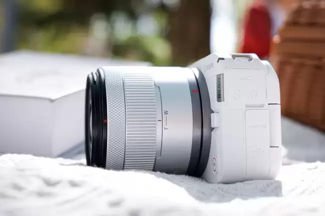 兼顾拍照视频双修、小巧便携与精准对焦,佳能R50V切入Vlog创作者市场