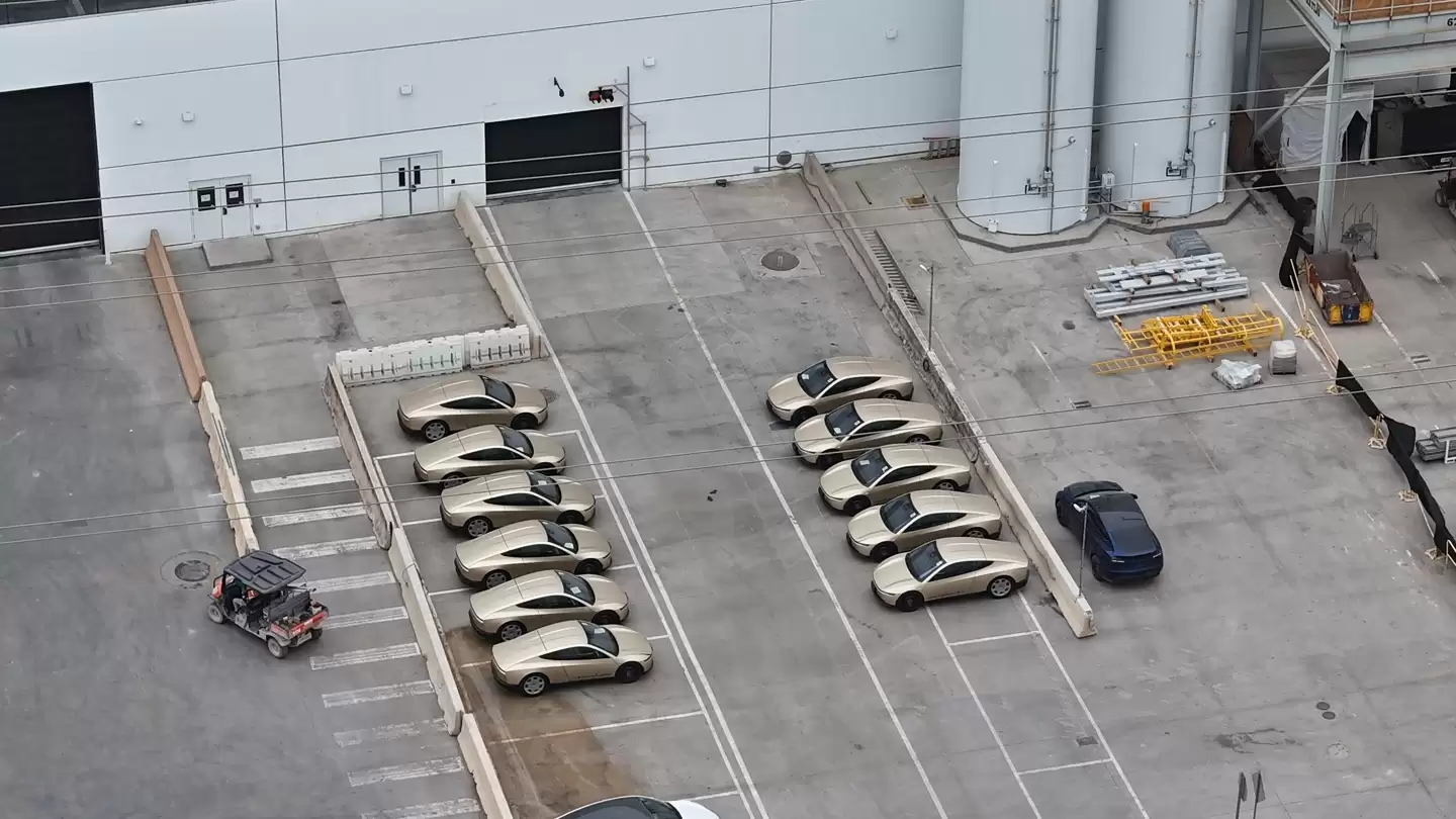 特斯拉Cybercab与Model Y同框，体型差异一目了然