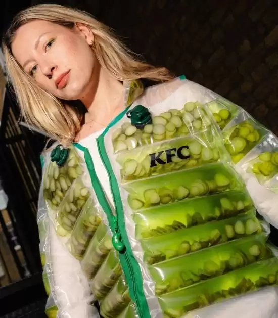 肯德基推出可饮用酸黄瓜充气外套 限量免费赠送