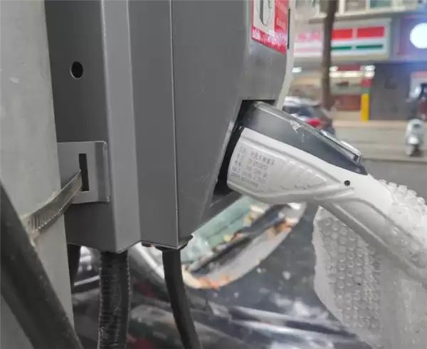 再也不愁充电难了!成都将充电桩装在路灯上:600多个点位4月底投用