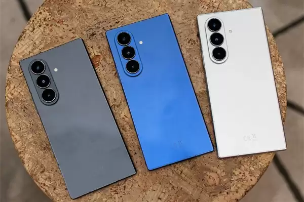 三星Galaxy Z Fold 8 Wide偷跑:安卓首款阔折叠屏来了 对标华为苹果