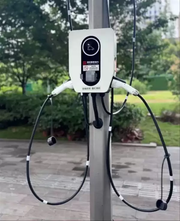 再也不愁充电难了!成都将充电桩装在路灯上:600多个点位4月底投用